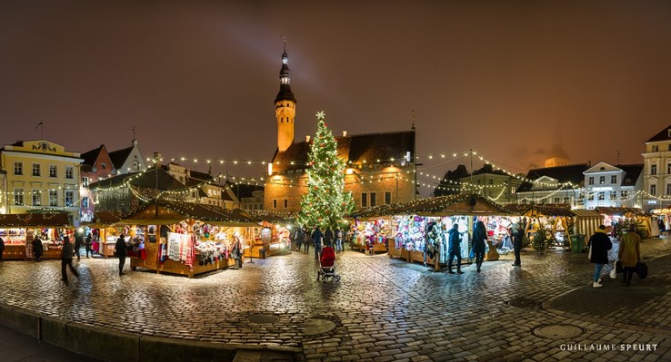 Christmas market on raekoja plats - Tallinn, Estonia By Guillaume Speurt (CC BY-SA 2.0)