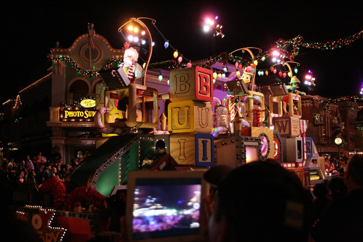 Disneyland Christmas Parade by designsbykari (CC BY 2.0)